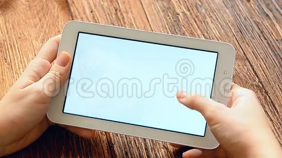 女性手握数字平板电脑视频的预览图