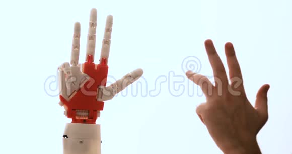 控制机器人手臂控制人们人控制机器人手臂3D打印机的创新机械手视频的预览图
