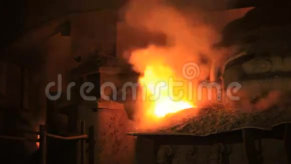 来自炉子的工业火灾钢铁行业工业火焰视频的预览图