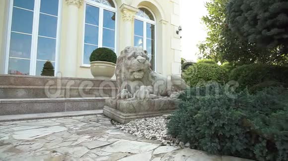 电影狮子雕塑幻灯片视频的预览图