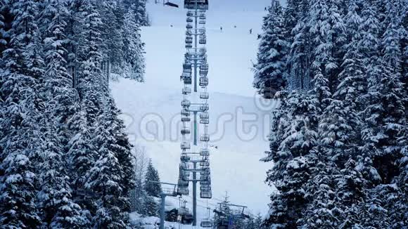 滑雪缆车上雪山视频的预览图