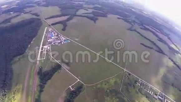 跳伞运动员在空中跳伞绿色的田野航班夏日身高视频的预览图