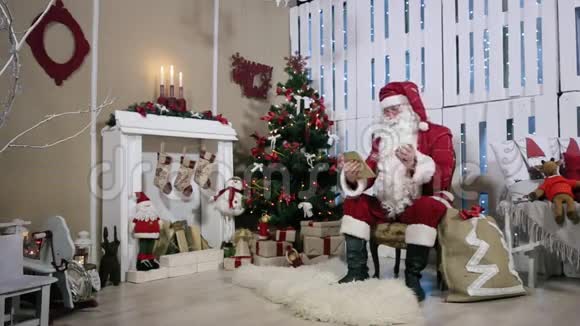 圣诞老人打开带有壁炉的餐桌视频的预览图