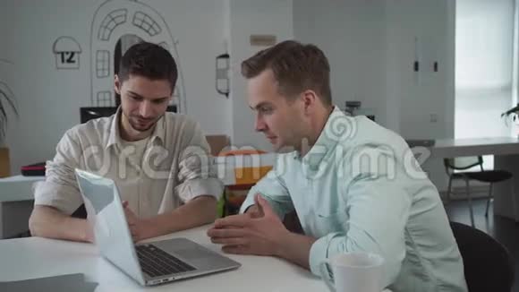 两个男人看着电脑讨论商业项目视频的预览图