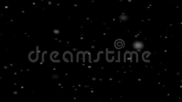 高质量的运动动画在黑色背景上落下雪花冬天的时候圣诞装饰品视频的预览图