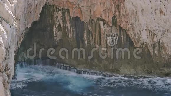 冲击波海喷岸岩洞视频的预览图