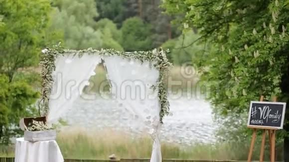 婚礼拱门装饰的鲜花视频的预览图