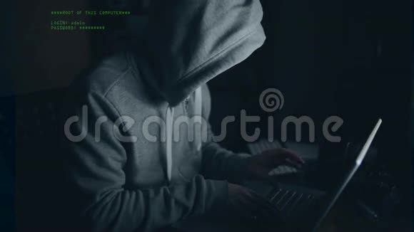 黑客在电脑上工作视频的预览图