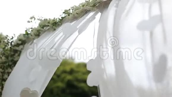 婚庆花拱装饰公园里装饰着鲜花的婚礼拱门视频的预览图