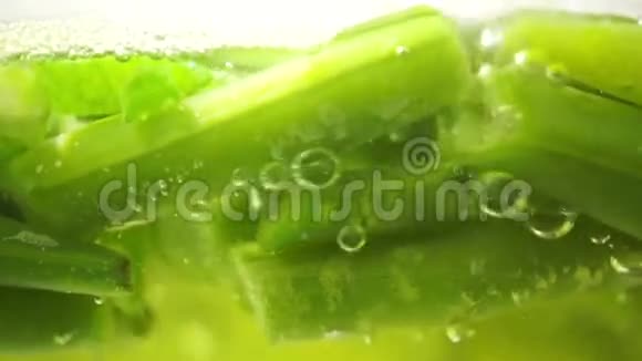 沸水中的绿豆大镜头视频的预览图