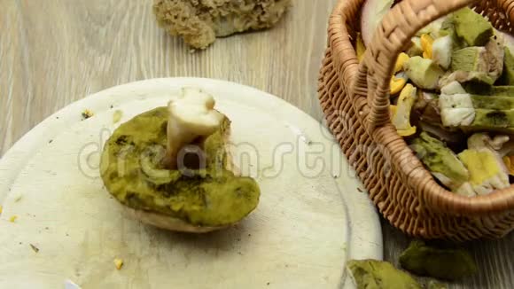 清理桌子上的蘑菇背景中有金色的香菜和其他可食用的蘑菇视频的预览图