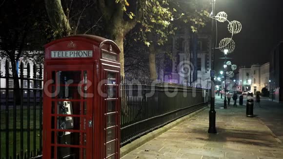 晚上提供电话亭的典型伦敦街景视频的预览图