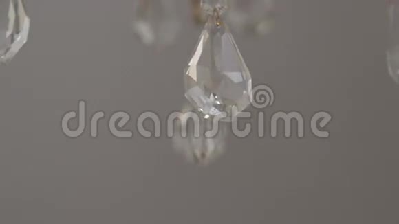 玻璃吊灯的水晶细节慢动作视频的预览图