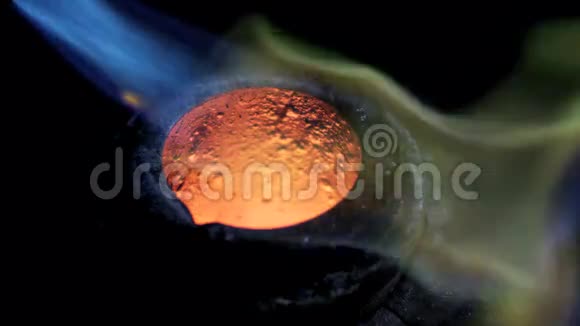 珠宝中金属熔化的录像片段视频的预览图