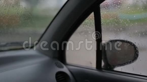 恶劣的天气从车上看到的雷声和雨声视频的预览图