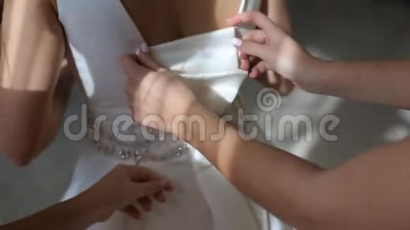 设计师在婚礼前纠正了惊人的服装视频的预览图