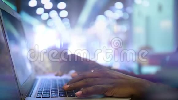 快乐的非洲商人坐在咖啡馆里用笔记本电脑工作的肖像视频的预览图