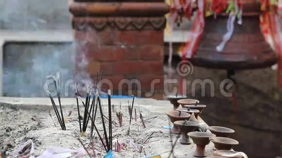 印度烟壶中的香枝和蜡烛视频的预览图