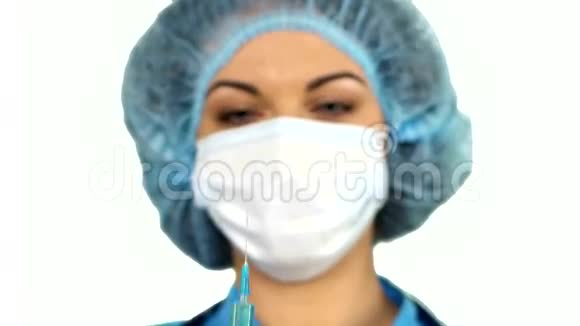 戴口罩的年轻护士带着注射器视频的预览图
