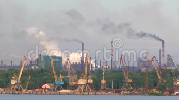 工厂烟雾对环境的污染视频的预览图