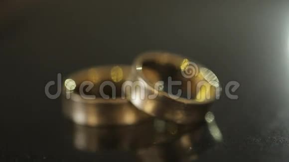 餐桌上的金色结婚戒指视频的预览图
