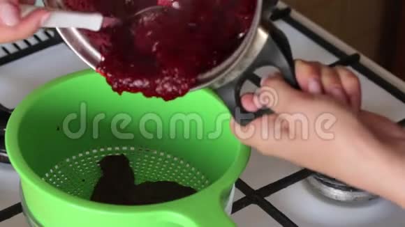 一个女人把用糖煮的蔓越莓从平底锅里转移到一个香菜里为棉花糖准备土豆泥视频的预览图