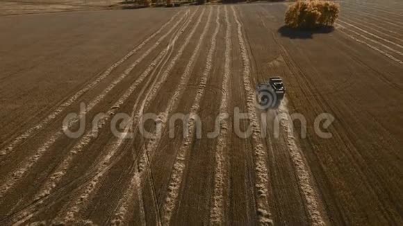 农用收割机和带空钻小麦麦田视频的预览图