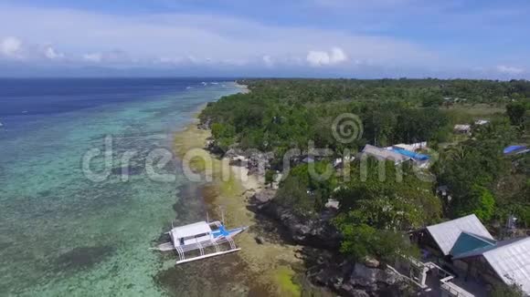 空中美丽的热带海滩度假村在摩尔博阿尔宿务从上面视频的预览图