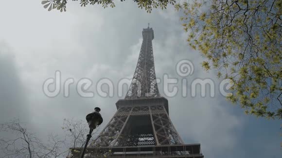 埃菲尔铁塔巴黎法国欧洲夏季春季白天以蓝色观赏著名的旅游景点视频的预览图