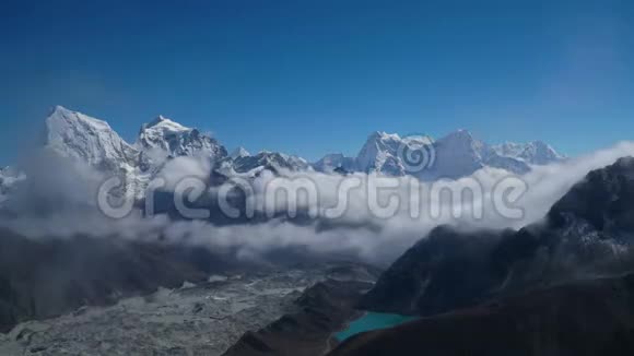云在喜马拉雅山高地山谷上空的运动视频的预览图