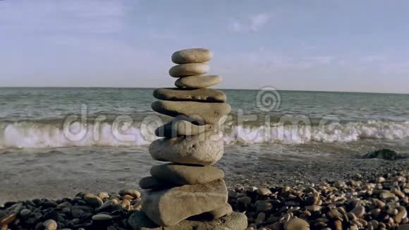 海滨的石塔视频的预览图