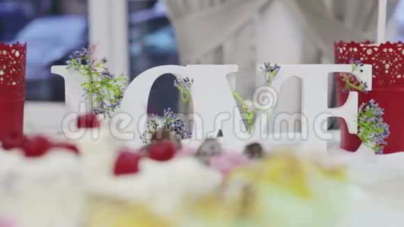 装饰婚礼上词爱在岸上花的背景视频的预览图