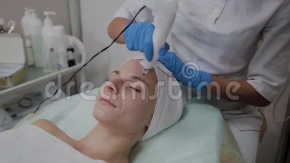 专业的美容师在美容诊所进行DermaPen手术视频的预览图