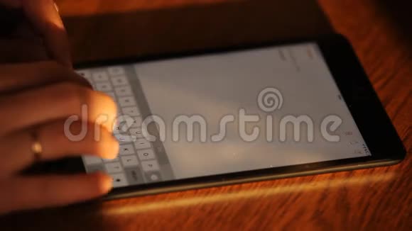 男性手触摸平板电脑屏幕视频的预览图