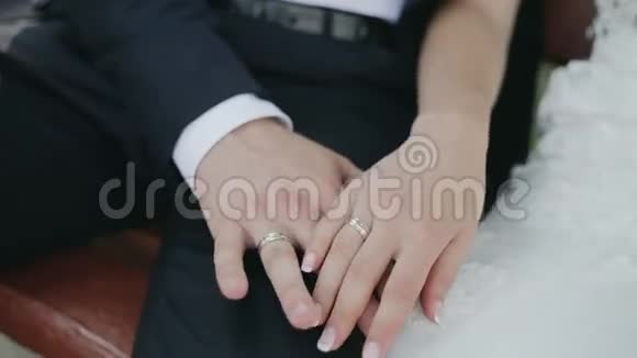 新娘和新郎坐在一起时双手紧握视频的预览图