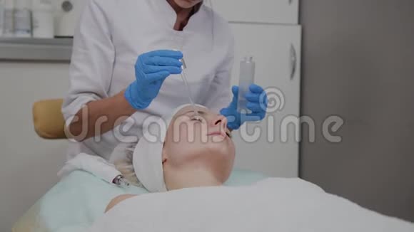 专业的美容师在美容诊所进行DermaPen手术视频的预览图