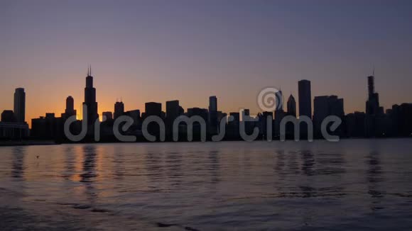 日落时芝加哥天际线的剪影视频的预览图