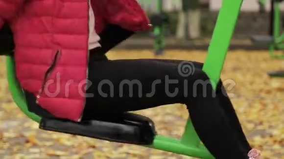 一个小女孩和一个男孩一起在模拟器上健身哥哥和姐姐都在运动视频的预览图