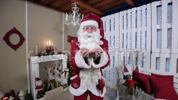 圣诞老人用壁炉在房间里吹雪视频的预览图