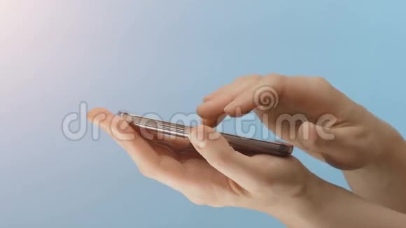 女人用手机打字视频的预览图