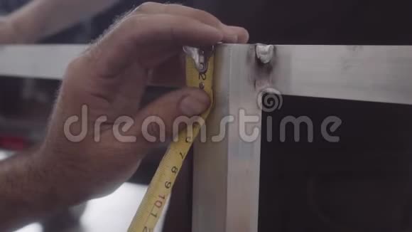 男人用金属和木头做自制家具视频的预览图