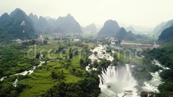 中国与越南边境的班乔克德天瀑布视频的预览图