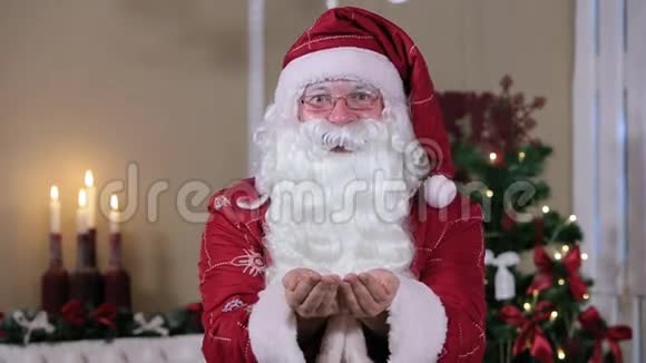 圣诞老人吹雪烟斗到相机房间与视频的预览图