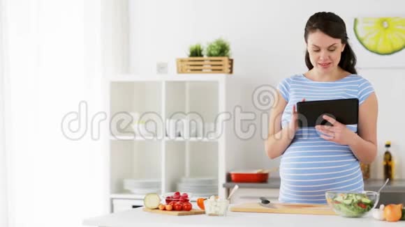 有平板电脑在家做饭的孕妇视频的预览图