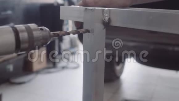 男人用金属和木头做自制家具视频的预览图