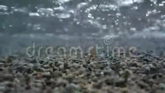 水下射击沙沙滩卵石和海浪特写聪明伶俐视频的预览图