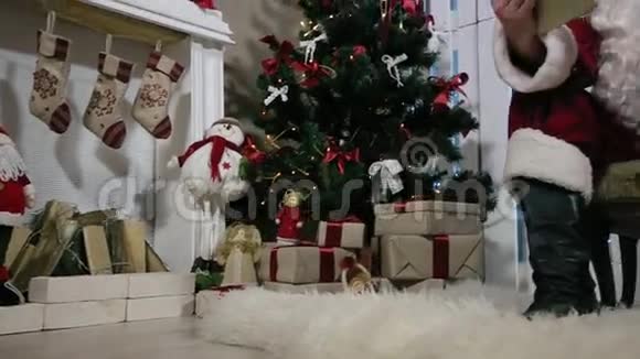 圣诞老人制作数码平板圣诞树礼品视频的预览图