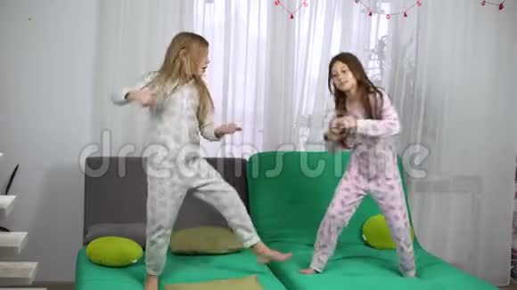 穿着睡衣在沙发上跳舞的可爱女孩视频的预览图