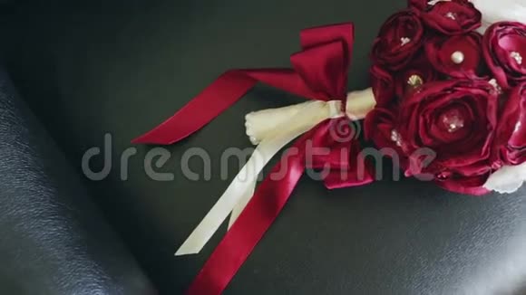 黑色背景上美丽的红玫瑰视频的预览图