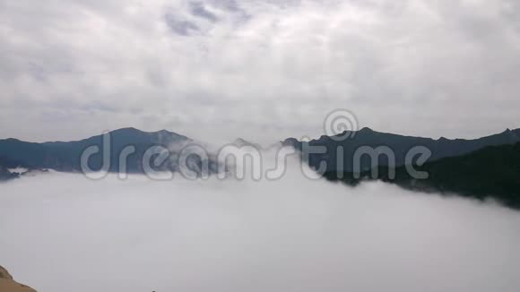 在海滨国家公园观看带有云的山景视频的预览图